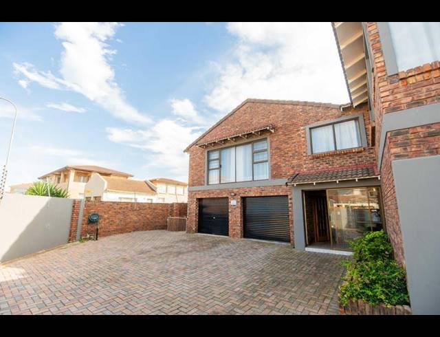 5 BEDROOM HOUSE FOR SALE IN BLUEWATER BAY